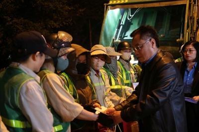 Chủ tịch LĐLĐ tỉnh Lai Châu tặng 10 suất quà cho công nhân lao động nhân dịp tết Nguyên đán