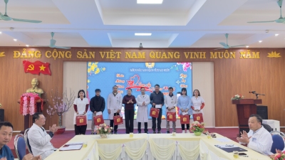 Đồng chí Lò Thị Hằng – Phó Chủ tịch Liên đoàn Lao động tỉnh thăm, chúc Tết các đơn vị, doanh nghiệp đầu Xuân Bính Ngọ.