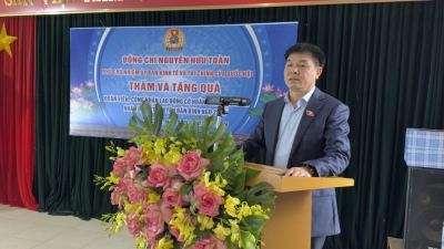 LÃNH ĐẠO QUỐC HỘI TRAO QUÀ TẾT CHO ĐOÀN VIÊN, NGƯỜI LAO ĐỘNG TỈNH LAI CHÂU