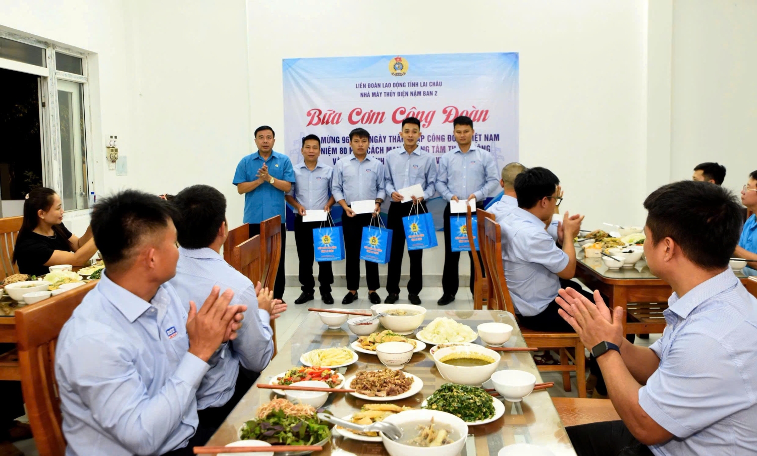 “Bữa cơm công đoàn”