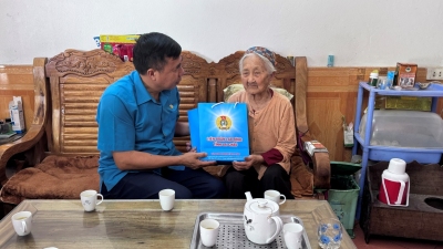 Chủ tịch Liên đoàn Lao động tỉnh Lai Châu thăm và tặng quà các gia đình chính sách nhân kỷ niệm 50 năm Giải phóng miền Nam, thống nhất đất nước