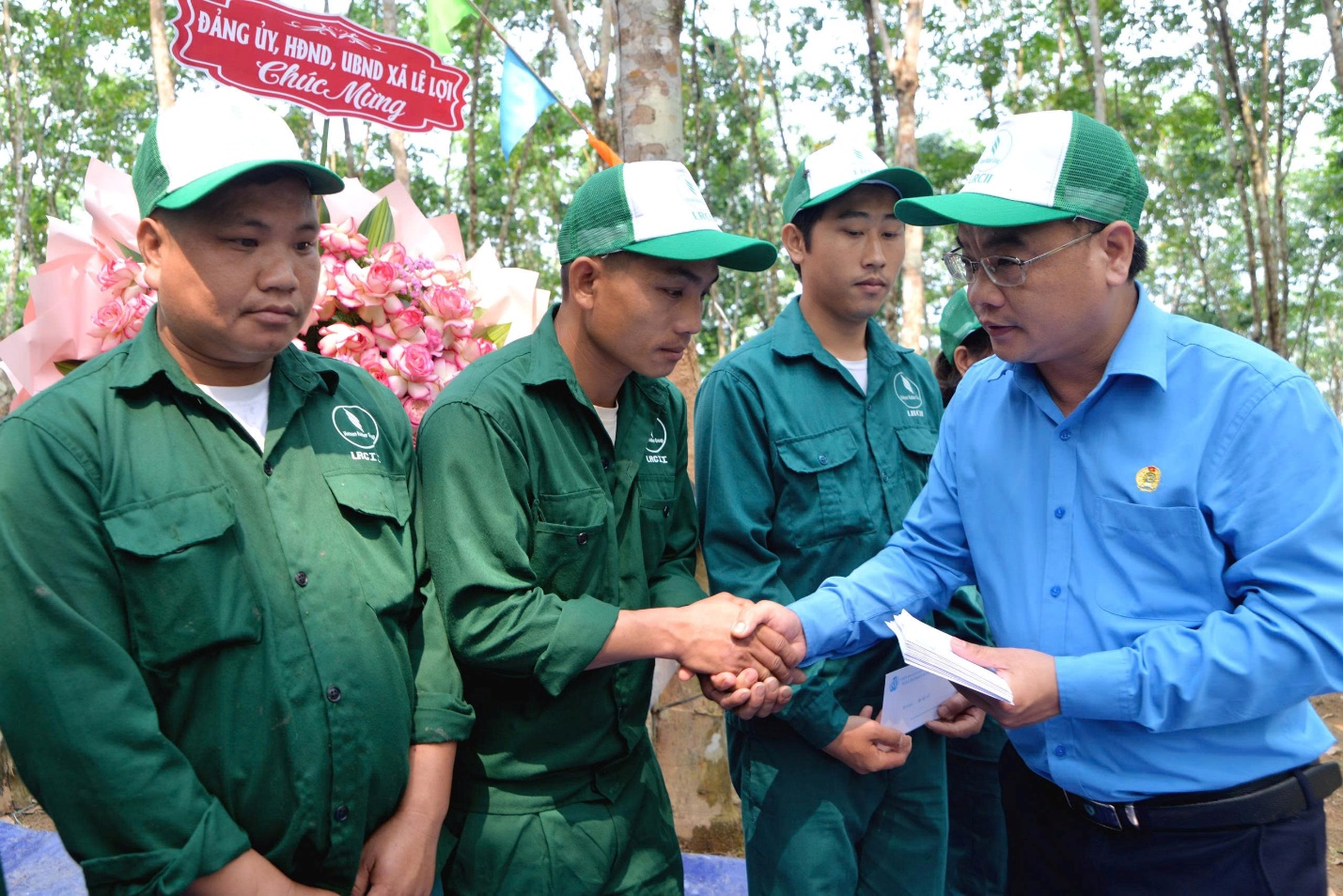 LAI CHÂU RA QUÂN THU HOẠCH MỦ CAO SU GẮN VỚI HOẠT ĐỘNG THÁNG CÔNG NHÂN NĂM 2026